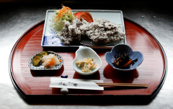 日本人吃鲸鱼的方法：生吃、油炸或夹在面包里