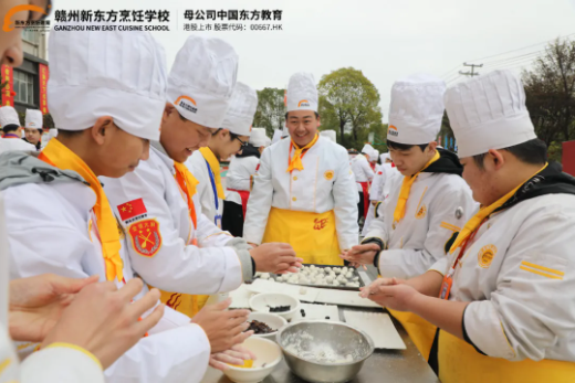 同学们热闹包汤圆，欢喜闹元宵！赣州新东方祝大家阖家欢乐！