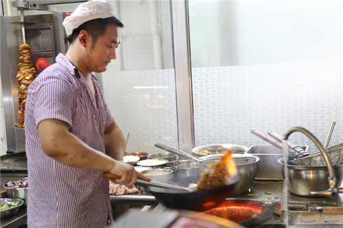 黑龙江大学食堂厨师尹宝升直播做菜引网友点赞