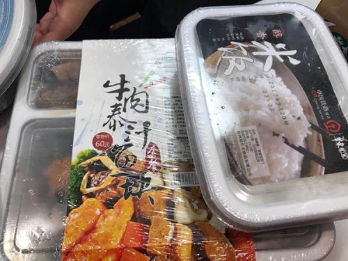 动车复兴号上伙食：盒饭15至60元，水饺三明治粽