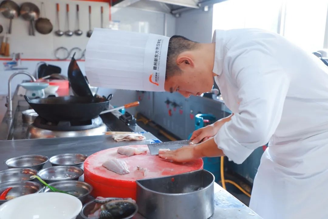 技能赛场展风采，烹饪匠心铸辉煌，赣州新东方烹饪学校教师职称评定(技能版)比赛圆满落幕