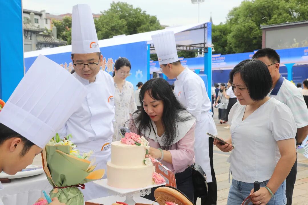 匠心筑梦·技耀赣城｜赣州新东方烹饪学校亮相2026年“赣州工匠活动月” 启动仪式暨技能成果展现场