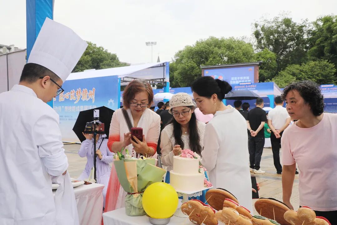 匠心筑梦·技耀赣城｜赣州新东方烹饪学校亮相2026年“赣州工匠活动月” 启动仪式暨技能成果展现场